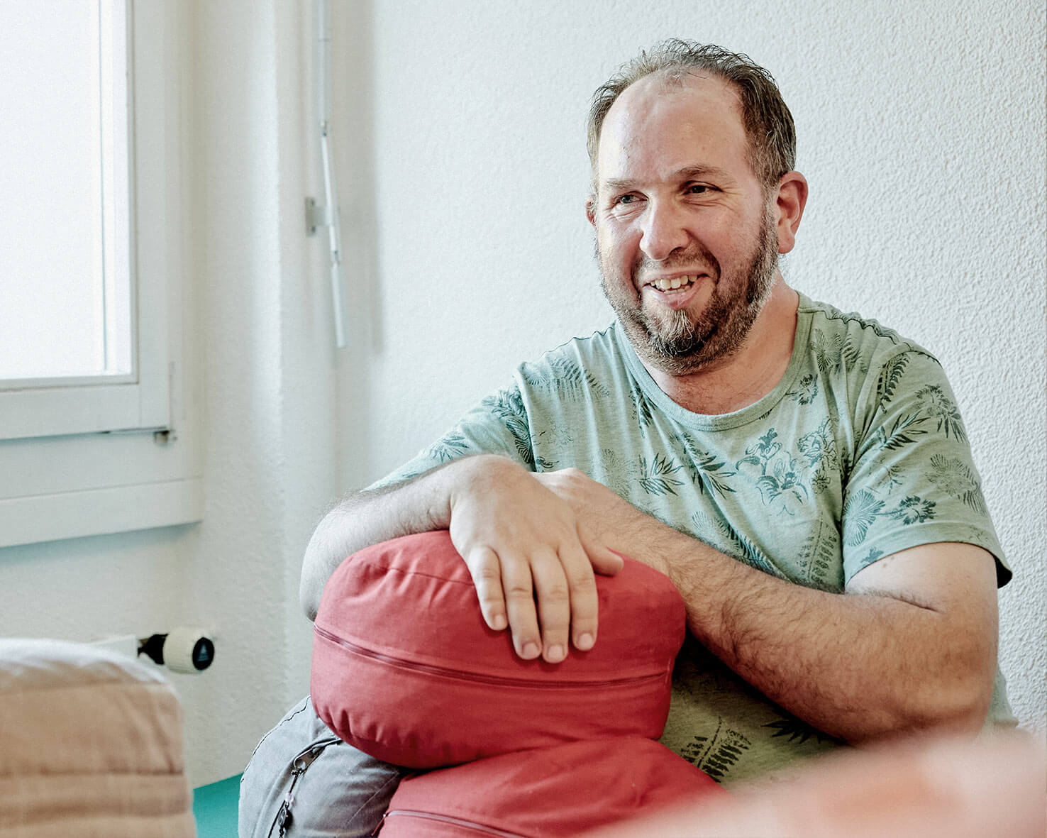Mann mit Kissen